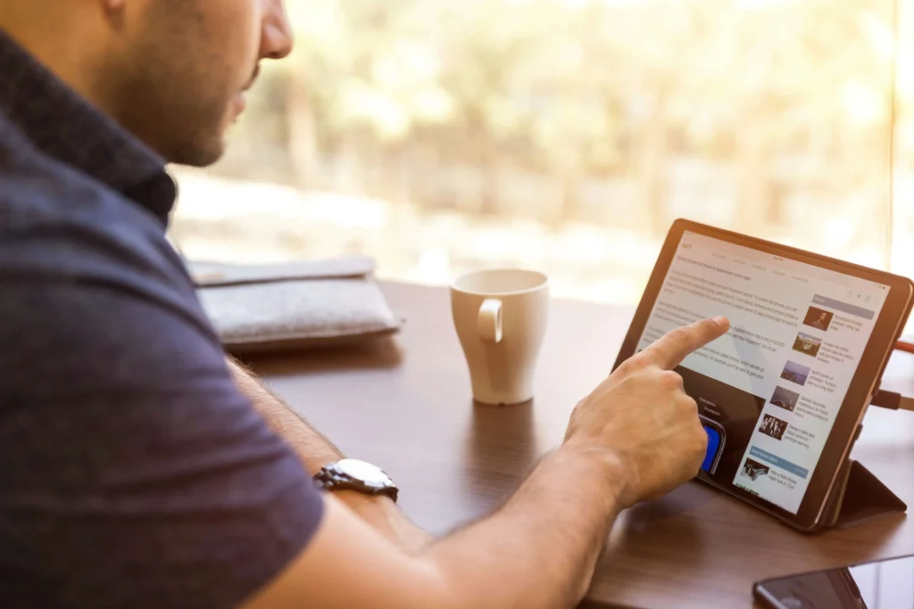 A man doing manual linkedin outreach